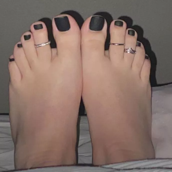 got my toes done, what do yall think! 💗
