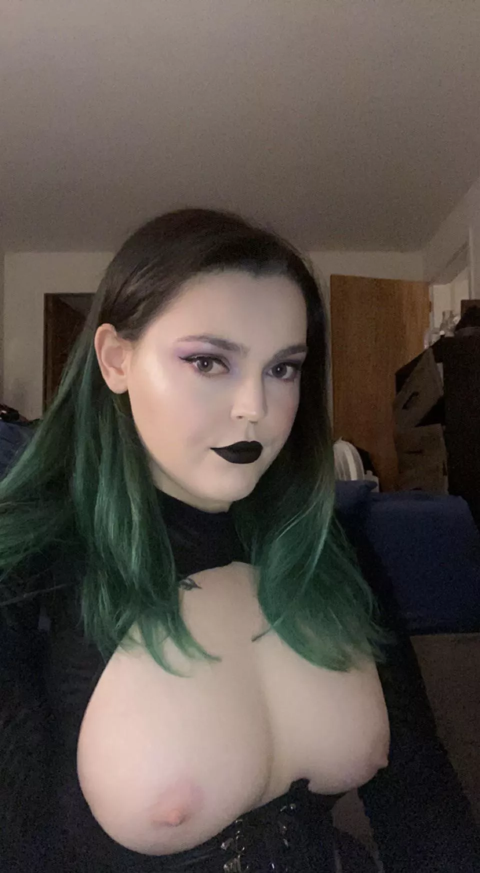 goth girl titties🖤