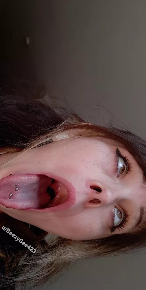Green eyes and Ahegao.