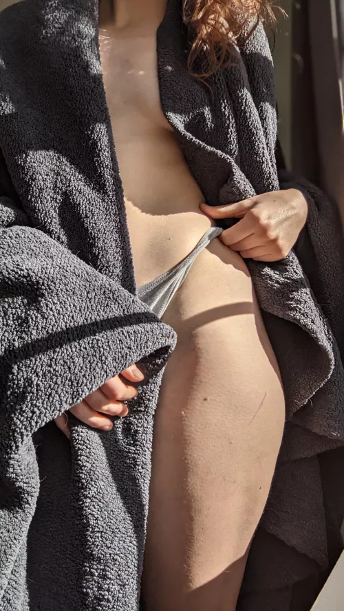 I love the natural dip and shape of my hips [F]