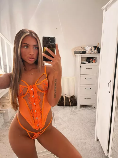 I really look good with my orange lingerie~