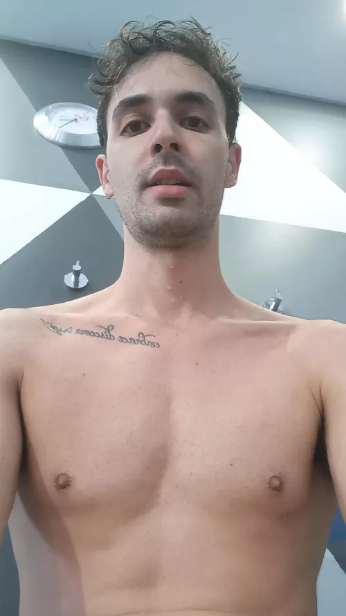 I swam 1.5 kilometers in 30 minutes today. I'm very proud of my progress 😌