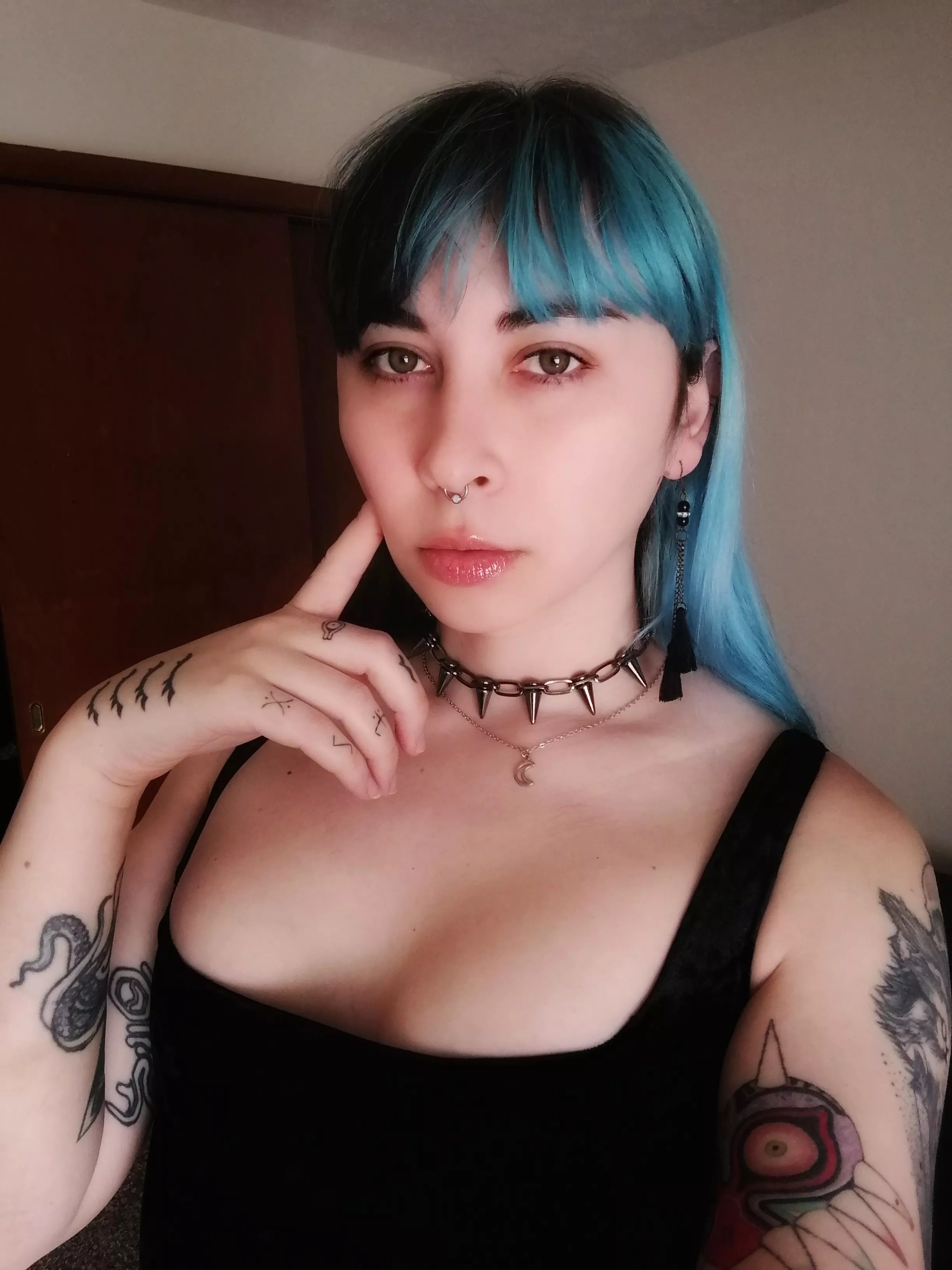 i wanna kiss on the cheek rn