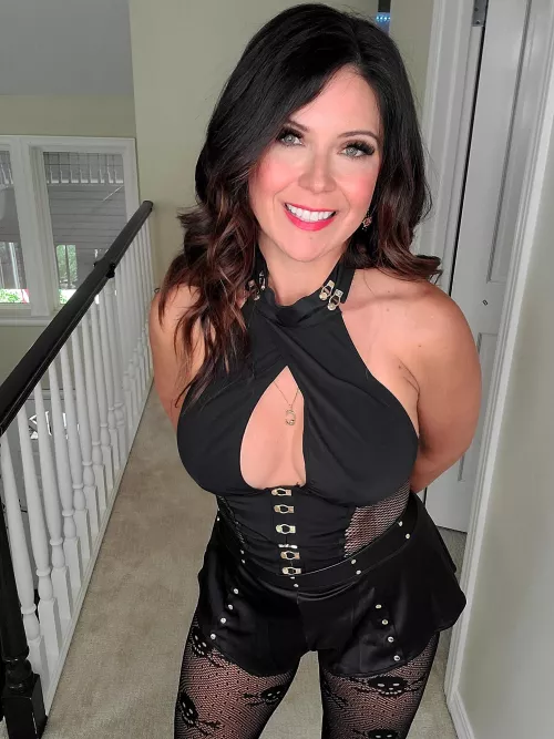 ignore my 'danger' outfit. I'm actually just a sweet momlady. (46f)