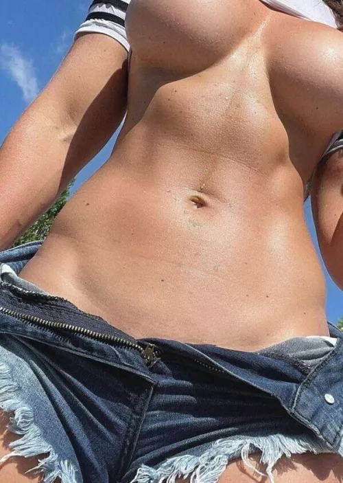 [img] a side dish of underboob to go with the flat tummy