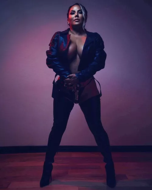 @MsJackie_XO showing off her 1911