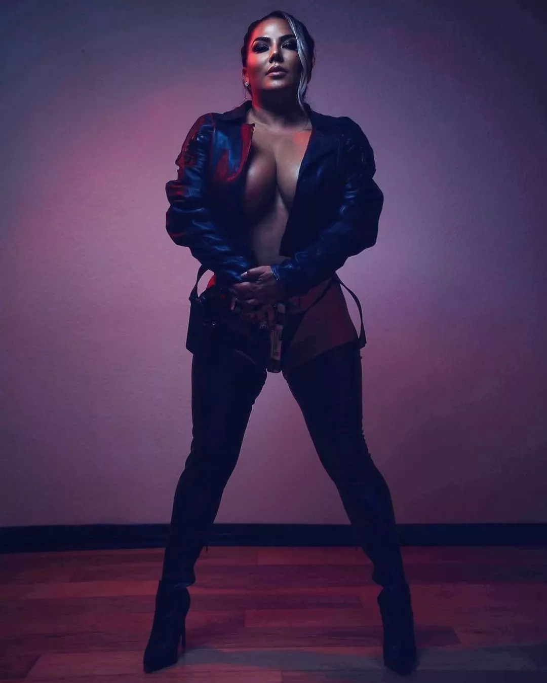 @MsJackie_XO showing off her 1911