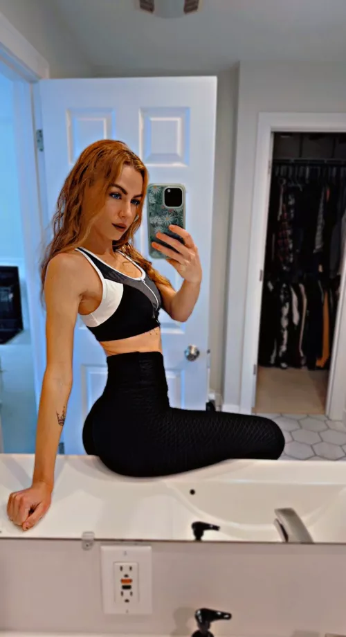 Pre-Workout Selfie who wants to help me stretch afterwards? 😈