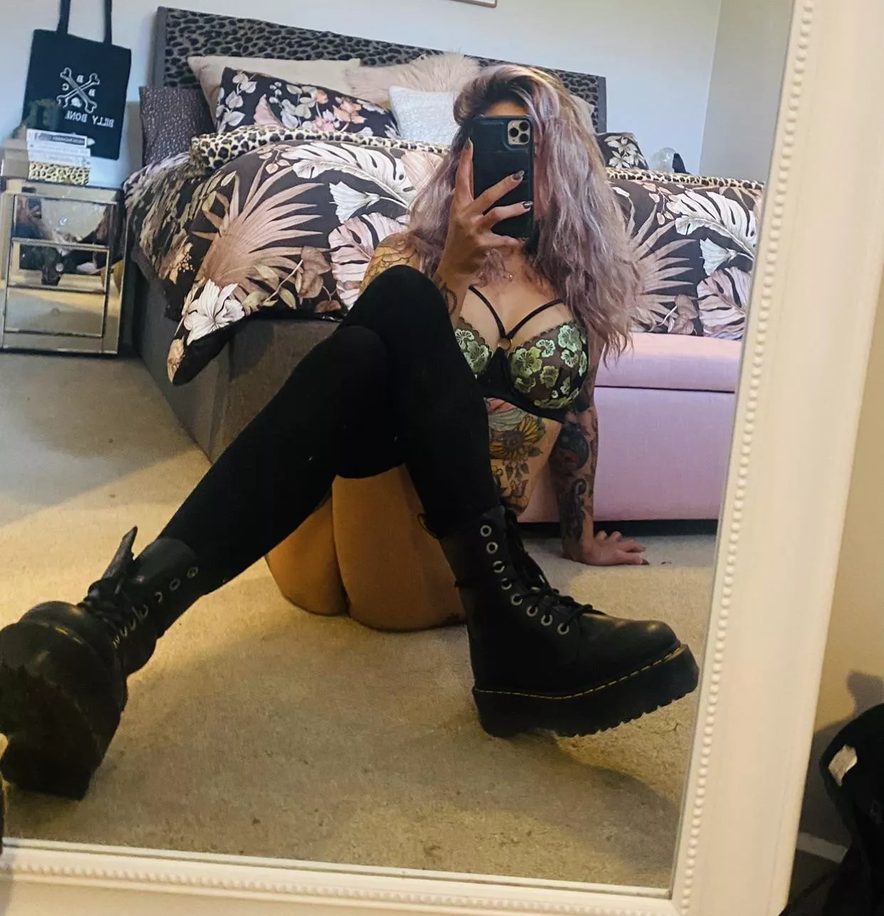 Quick pic before the clothes go on… 🖤💚