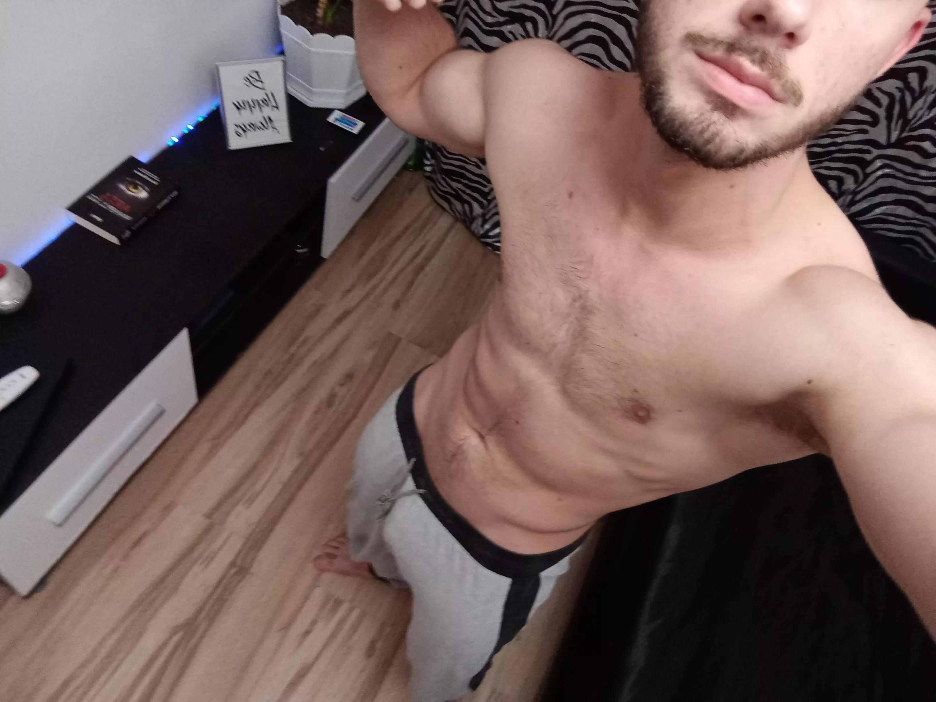 straight friends sending you gym progress pics with dick print on is 😍