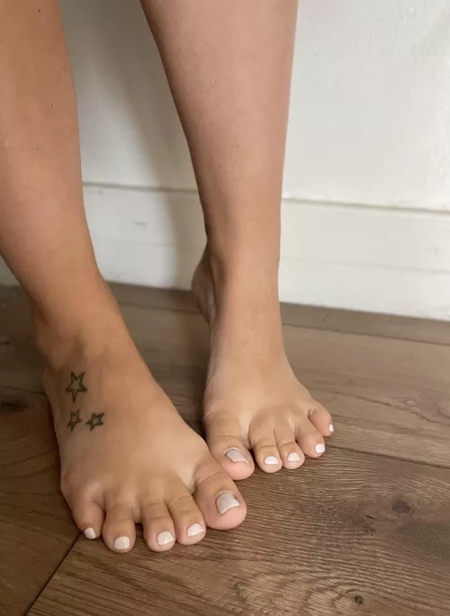 Wanna rub my feet and suck my toes?