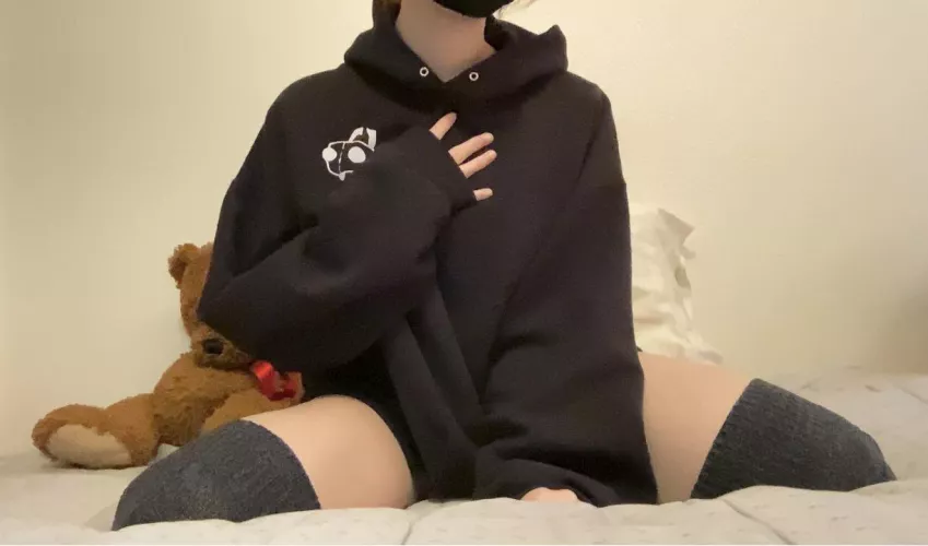 Wanna watch movies between my squishy thighs?? 💙✨