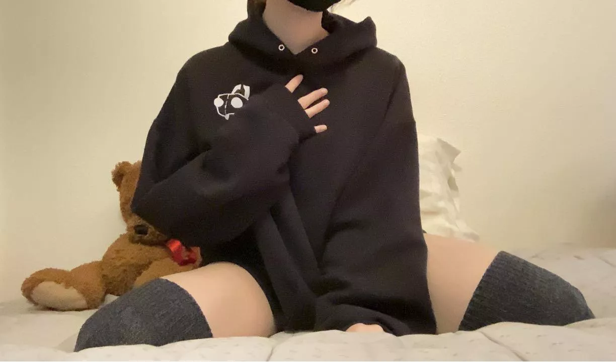 Wanna watch movies between my squishy thighs?? 💙✨