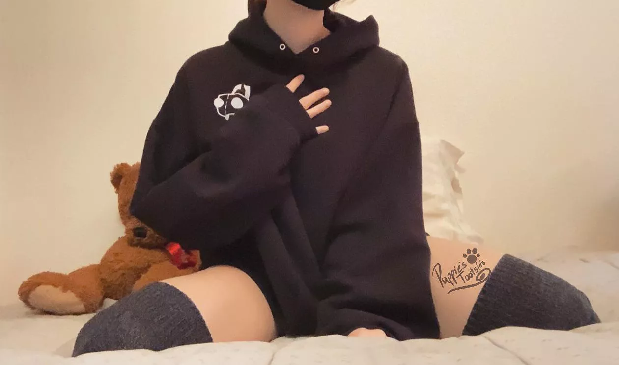 Wanna watch movies between my squishy thighs?? 💙✨