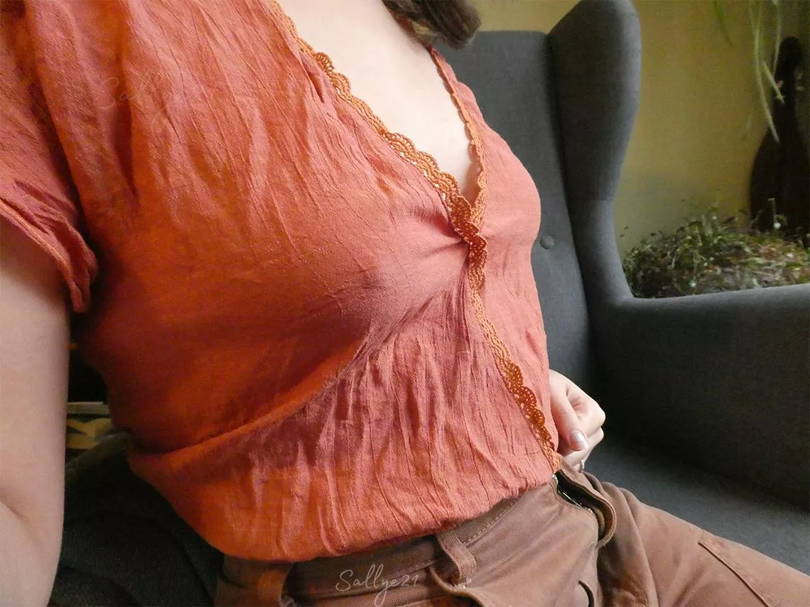 Whoops, you can see my nips😳