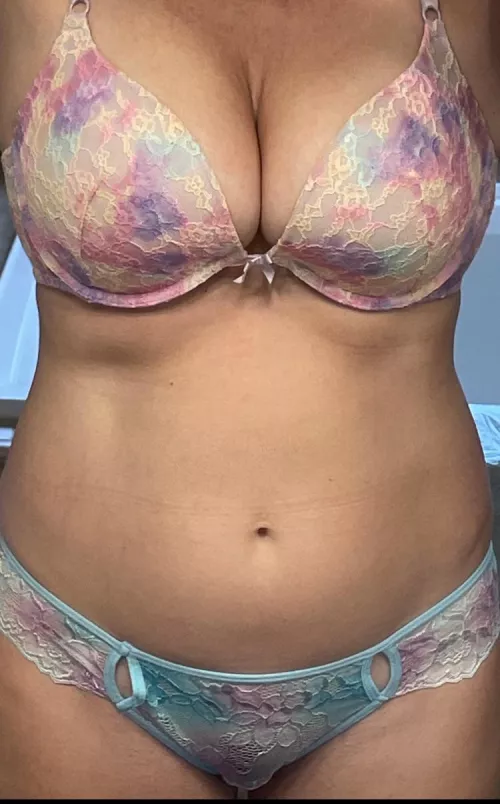 11/17/22 - VS pastel lace w/ matching lace thong (NSFW) [img]