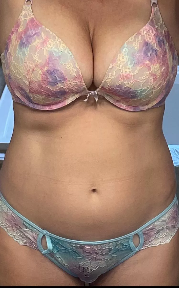 11/17/22 - VS pastel lace w/ matching lace thong (NSFW) [img]