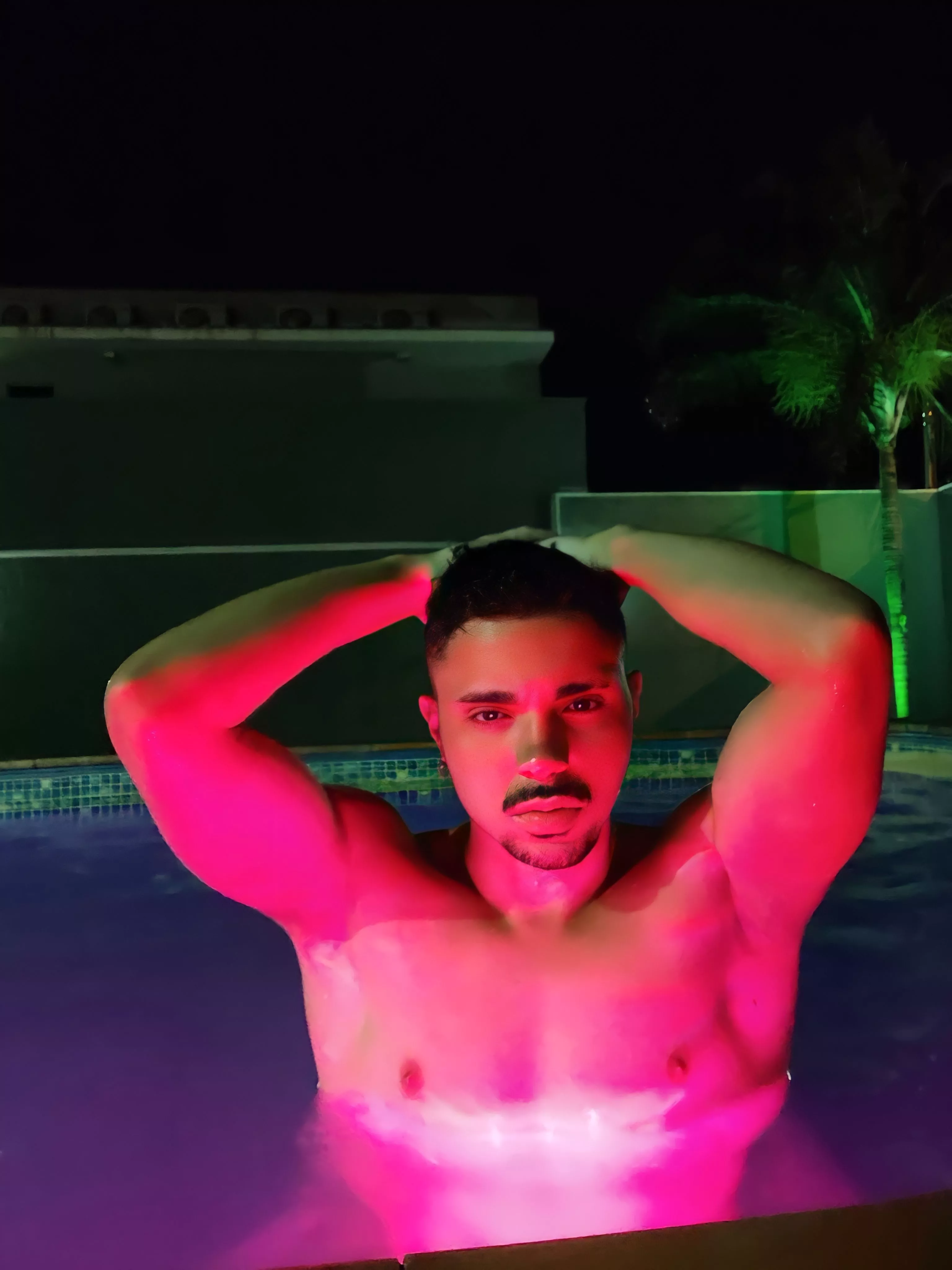 18 years old Naughty Brazilian Boy looking for fun 🤫🇧🇷 Fit and muscular (natural) model Exploring all sexuality and sensuality 🔥 Come see me, get to know me better, a little better...🫣