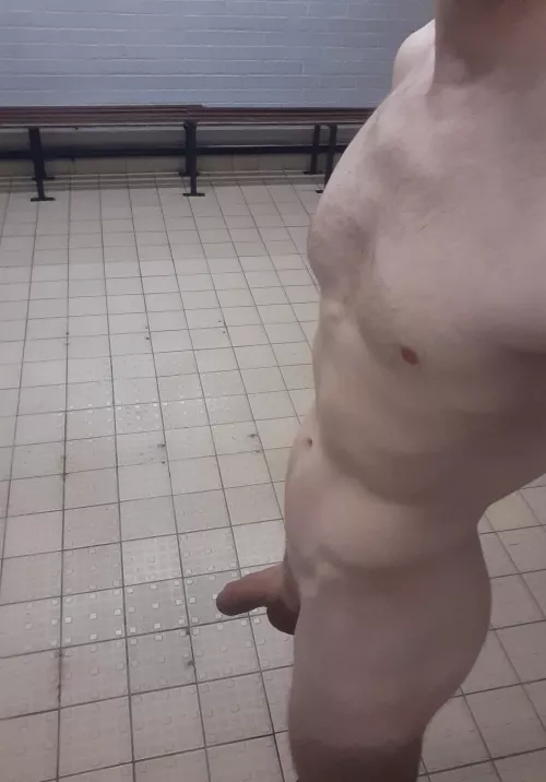 18yo [M] - in the gym locker room