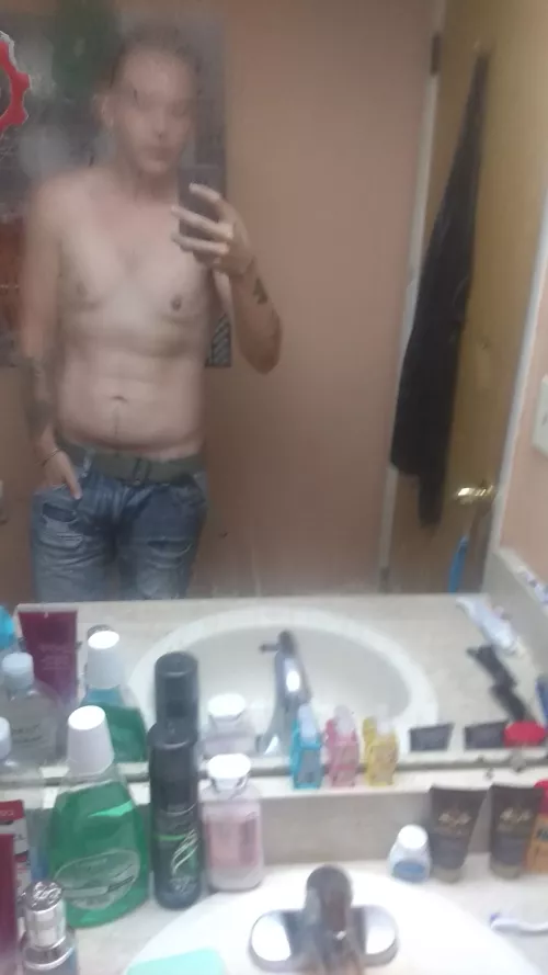 23 not sure I really fit in here but we can find where you fit in daddy cum play with me 👻 thathornydude87
