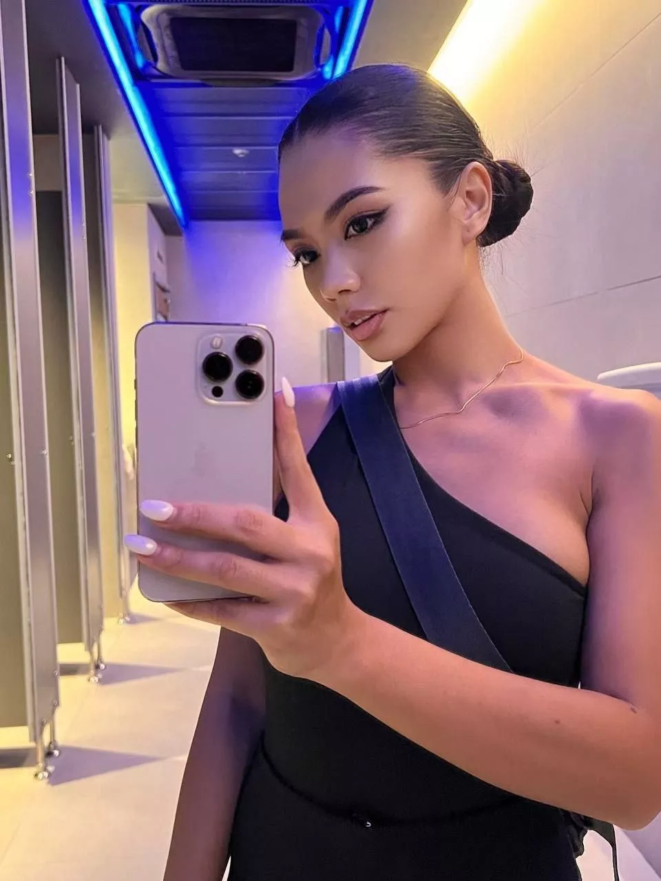 Ah... The classic bathroom selfie, never gets old...