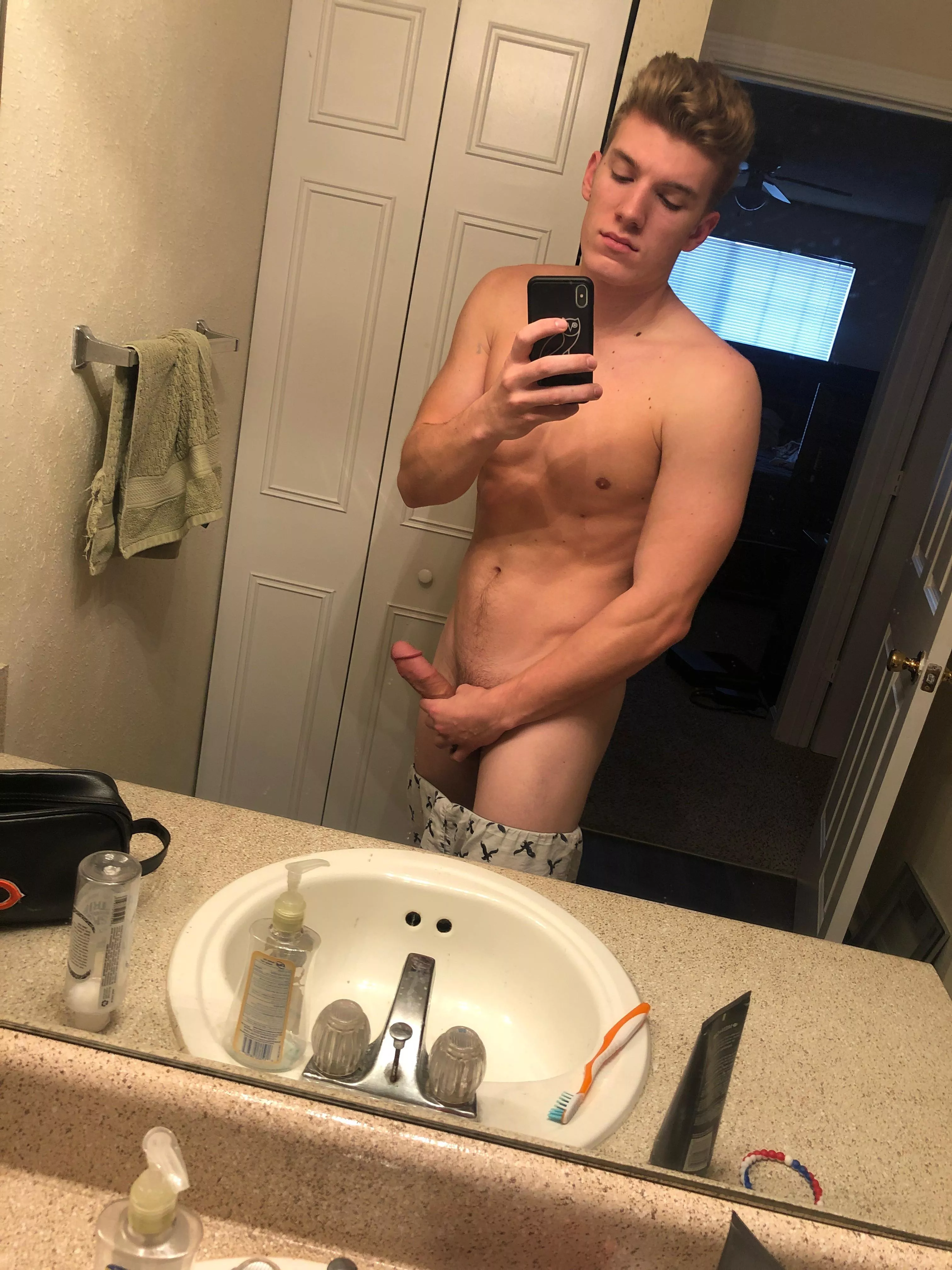 Any bros wanna help out with my morning wood? [21]