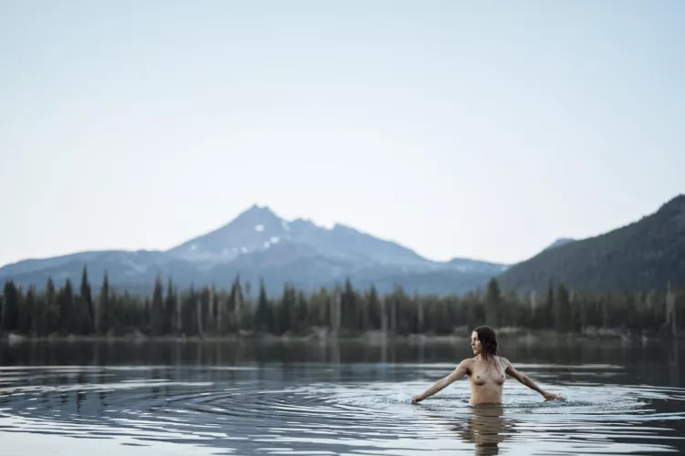 Do you know these mountains? 🌲💧✨