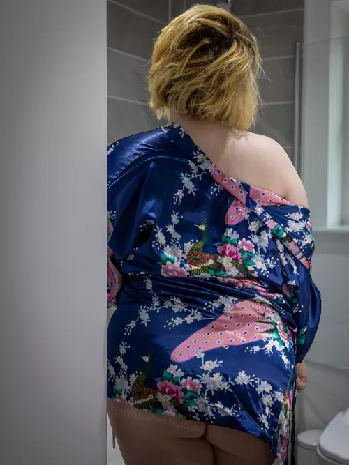 husband's away, who is joining me in the shower? 🇬🇧