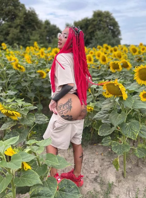 I hope it makes your day because I know it is a boring selfie[img]