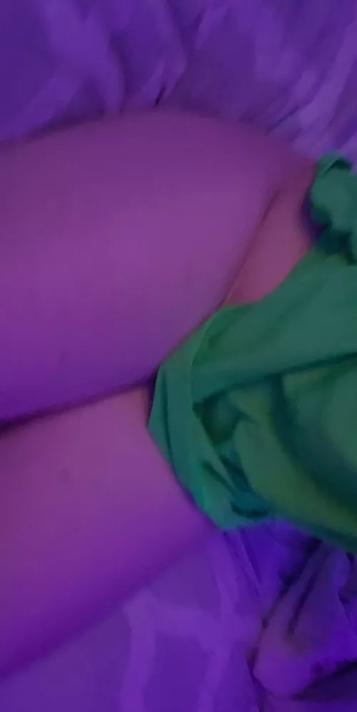 im ftm: sum1 come grab my thighs🤭