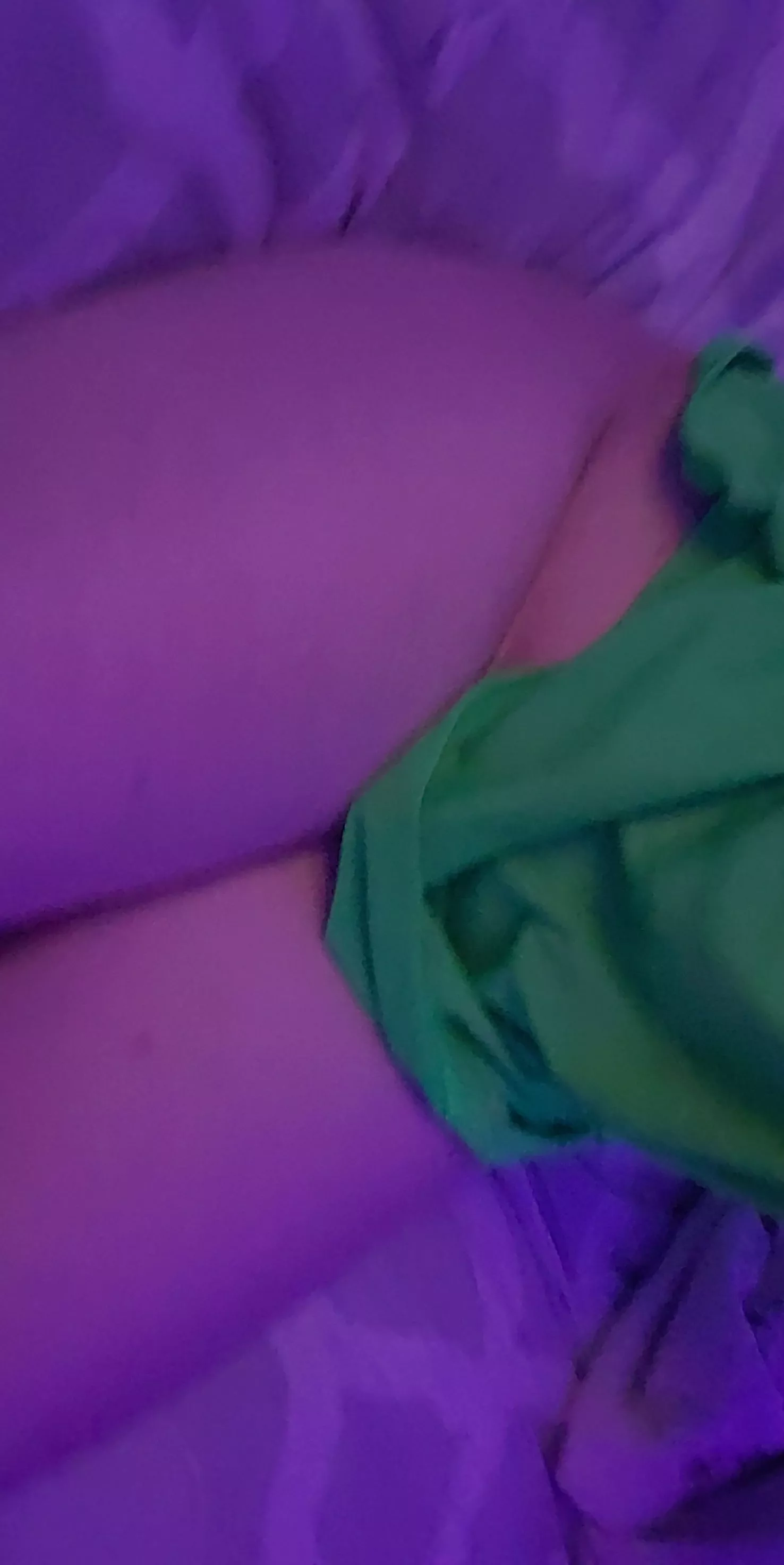 im ftm: sum1 come grab my thighs🤭