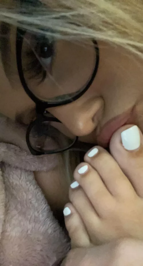 Let me suck my toes for you daddy;)