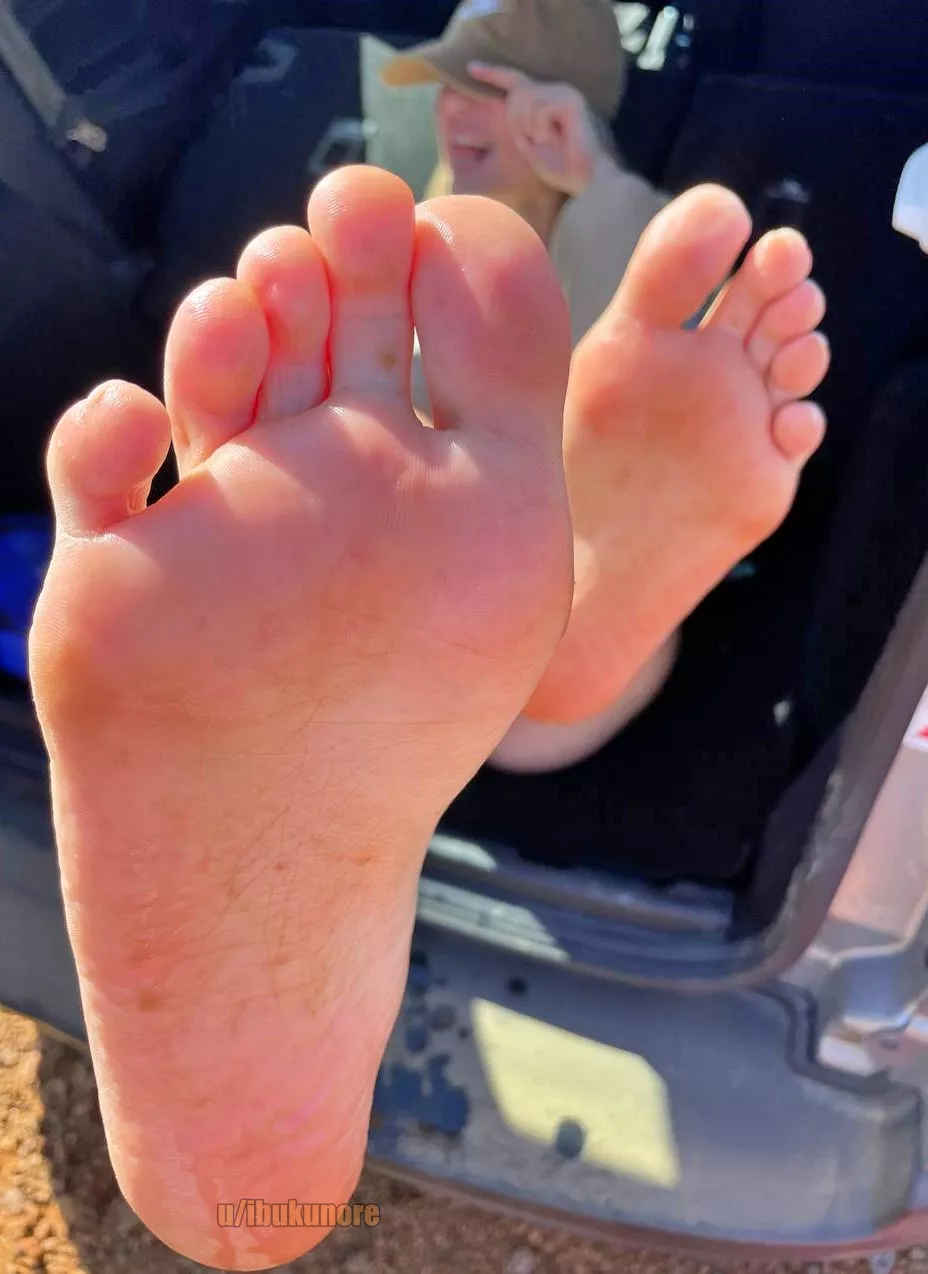 lets play with my cute feet?