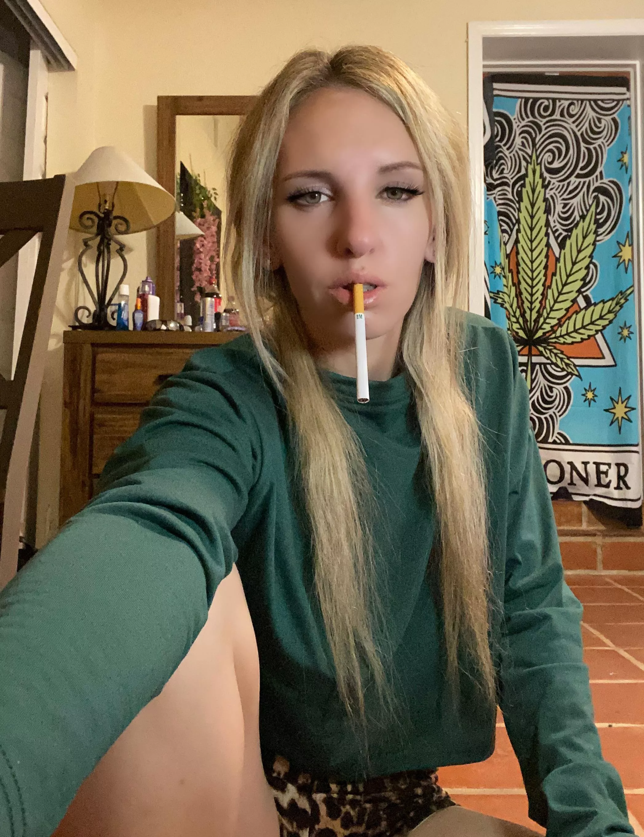 Let’s split one for thirsty Thursday 😍 🚬