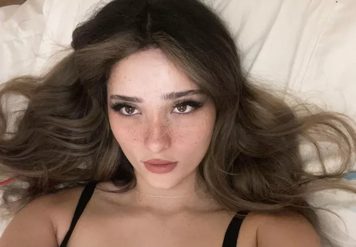 My brown eyes compliment my freckled face ☺️💓