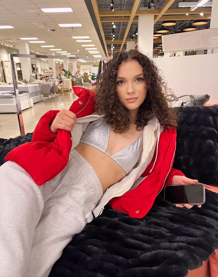 My name is Bia, I'm a French babe with an extra skinny body and I'm so horny right now 🤤