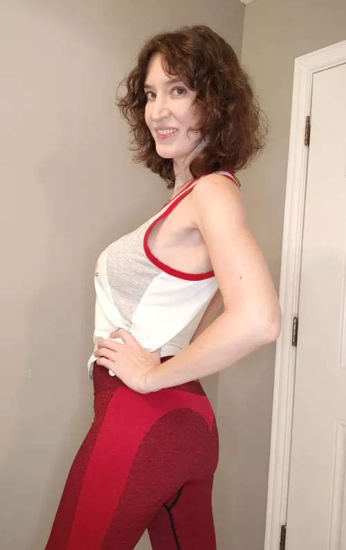 Pre-workout pic in these sexy red leggings! 🥵
