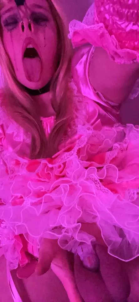 This pathetic sissy loves attention, tell her what you think in the comments.😈