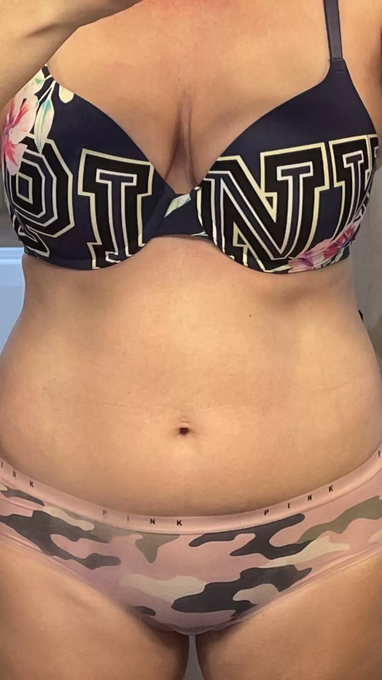 VAULT: 11/16/21 - VS navy PINK w/ camo cheekies