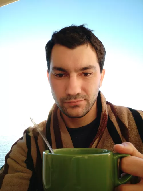 Waking up after a night at my friend's house, good morning everyone! Excuse my hair 😅