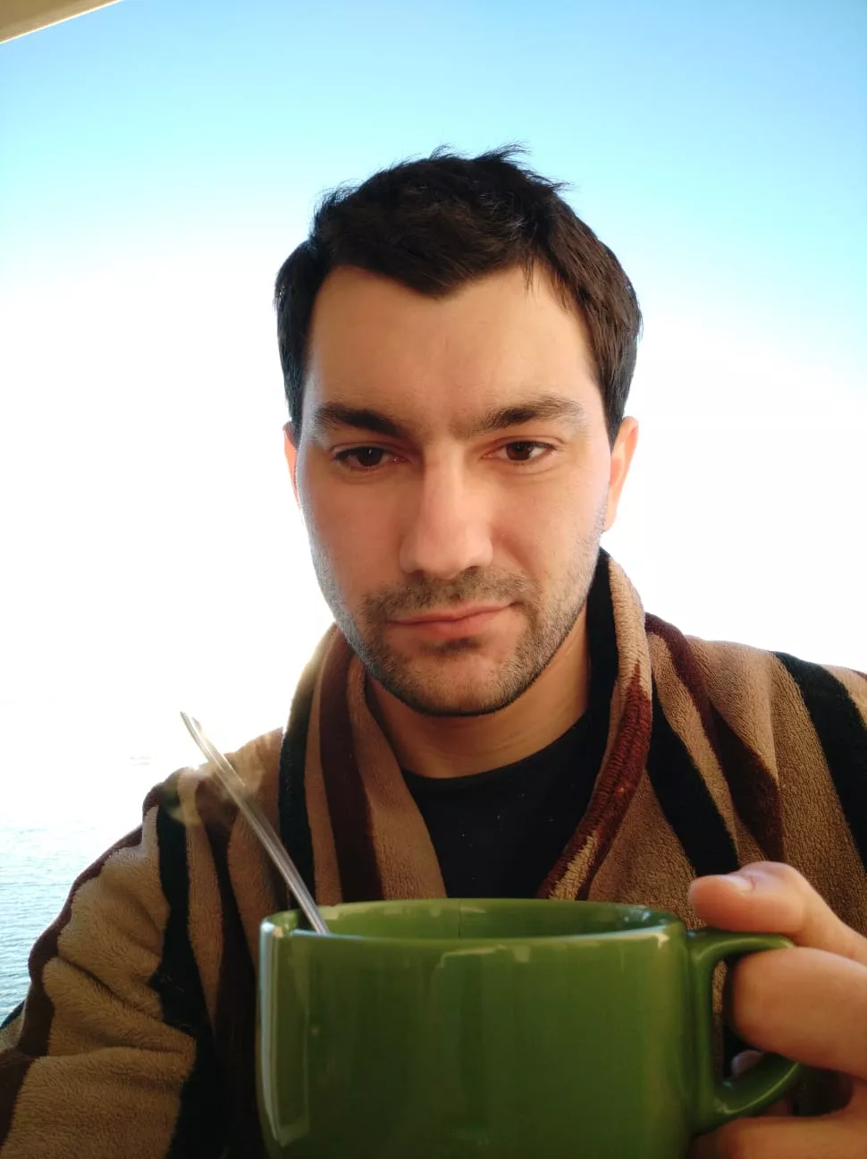 Waking up after a night at my friend's house, good morning everyone! Excuse my hair 😅