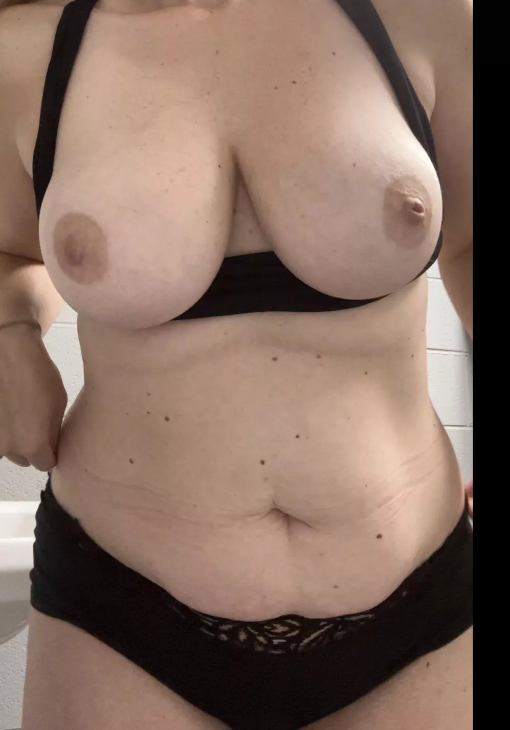 When you post in a group damn well knowing 1 of the 683,206 people in it know who I am in real life but ya keep posting cause u like attention 🤣are you him lol