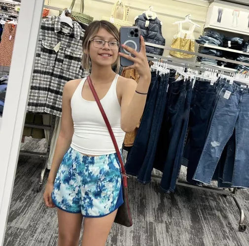 Who wants to break a 5ft native slut🥴