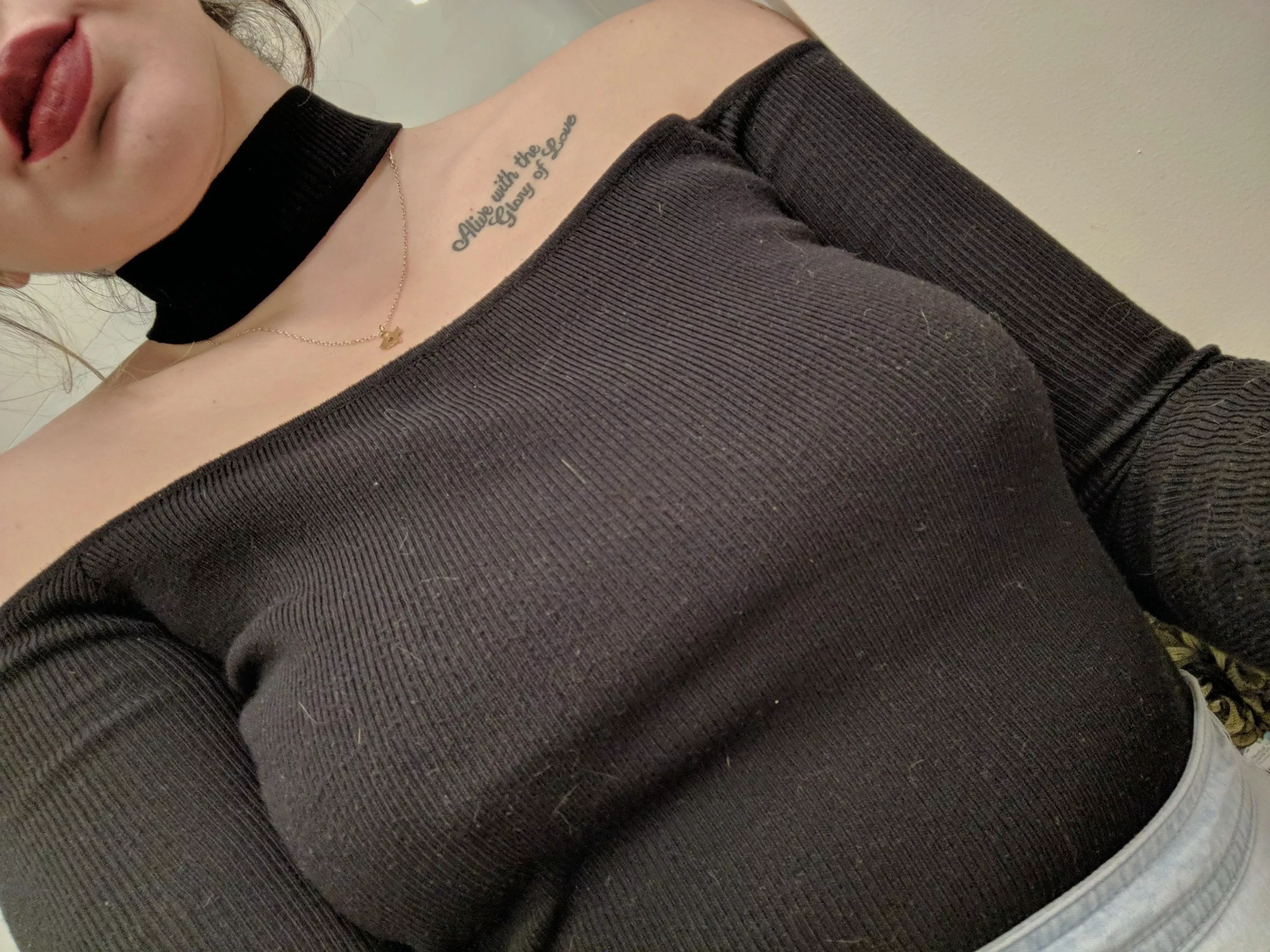 braless for my birthday 🖤💗