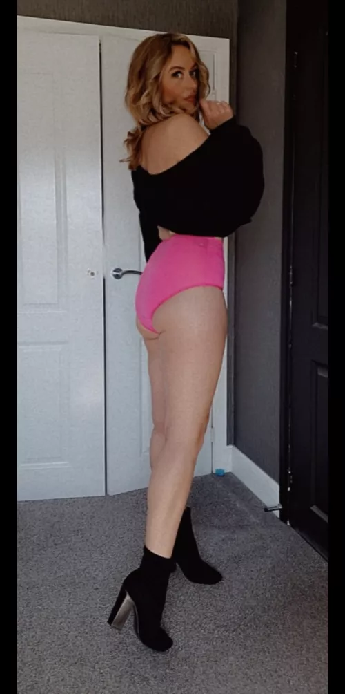 Feeling very 80s in my outfit today!