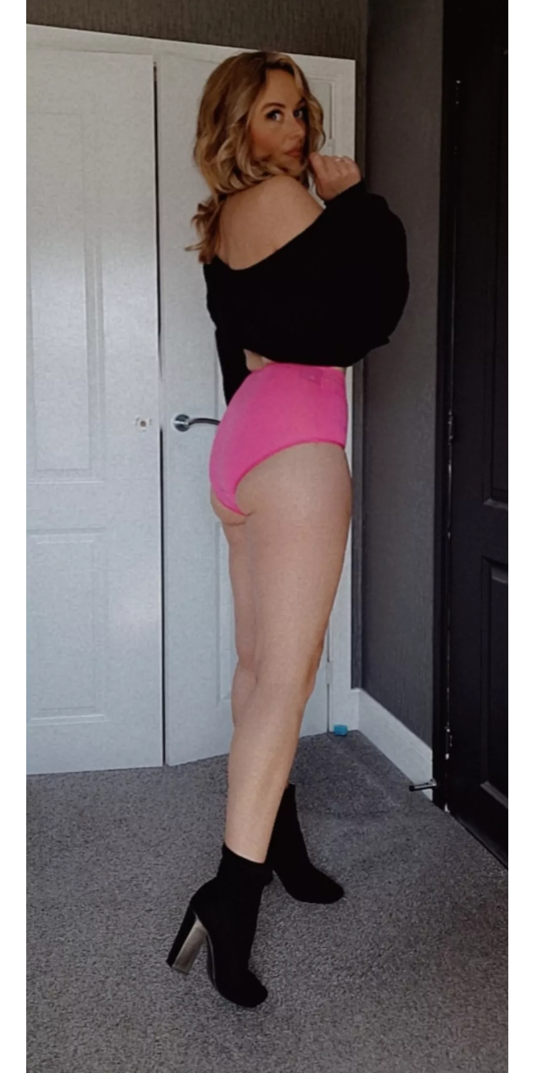 Feeling very 80s in my outfit today!