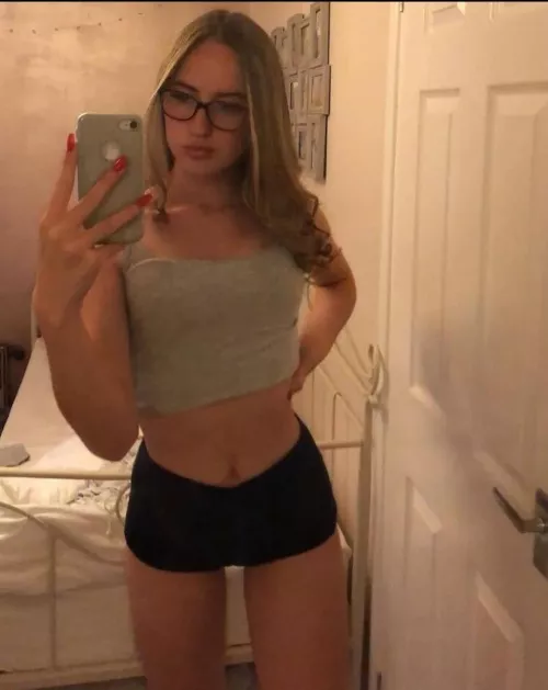 Fingers look weirdly long