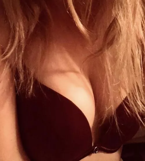 Hii 🖤🖤 waiting for my OF to be approved! ✨✨✨