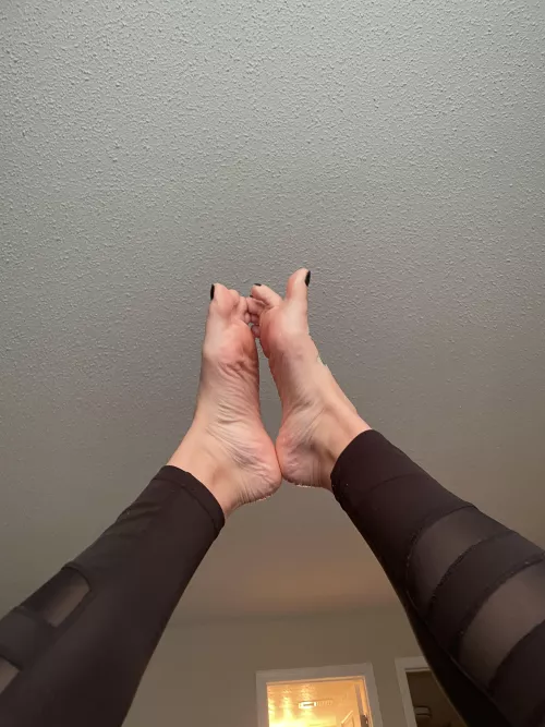I heard its footjob friday 👀 want to feel my arches?