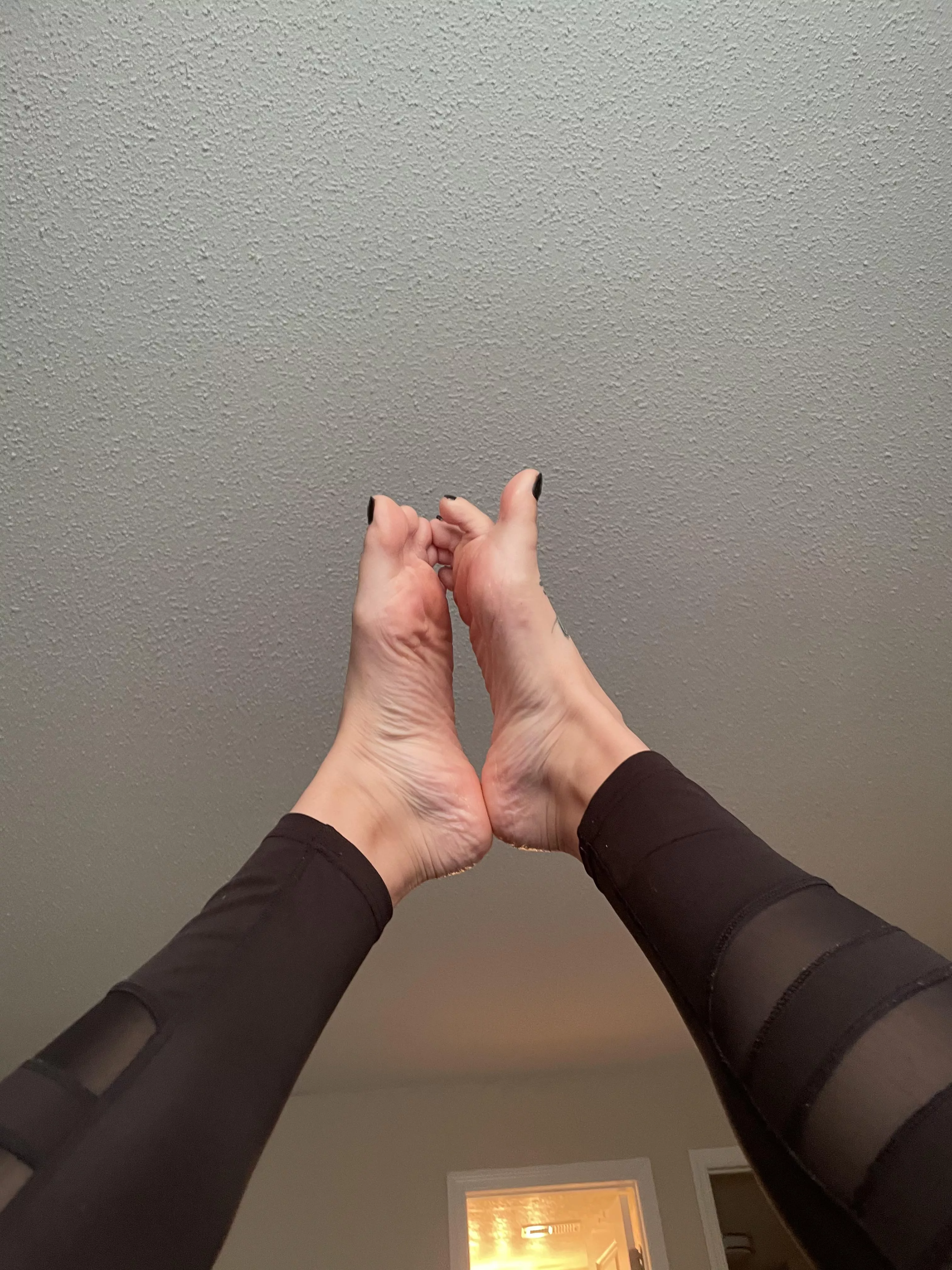 I heard its footjob friday 👀 want to feel my arches?